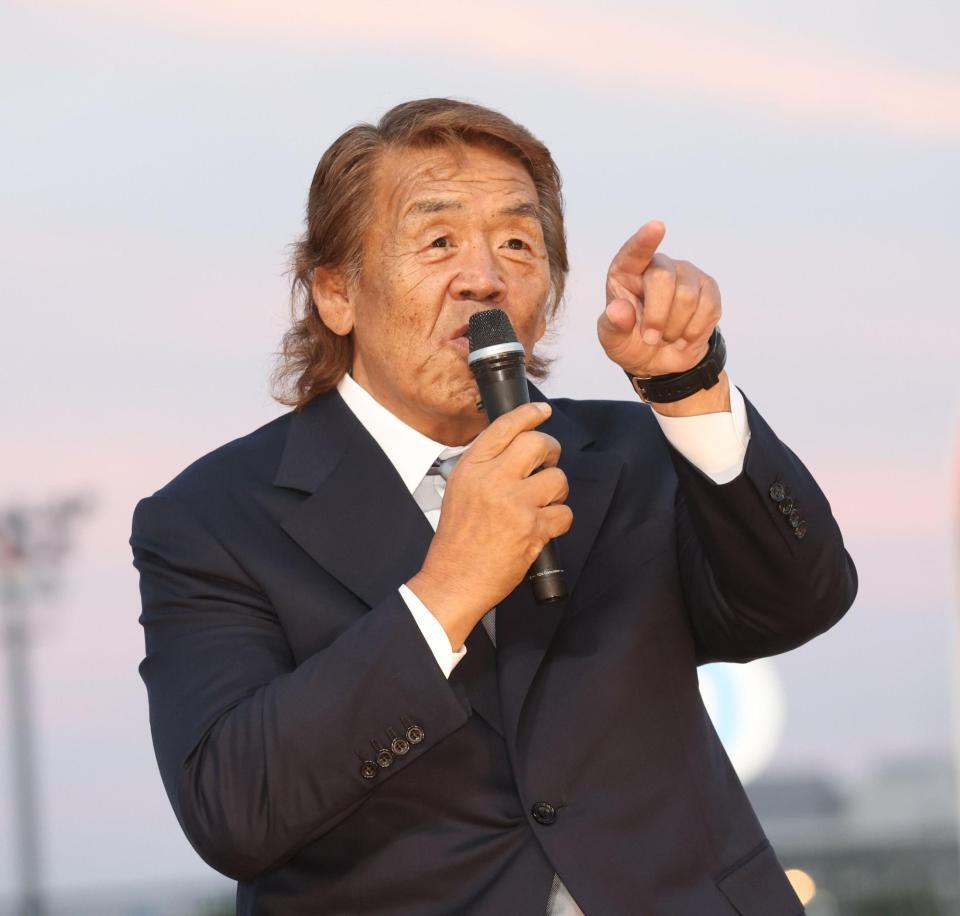 トークショーをする長州力