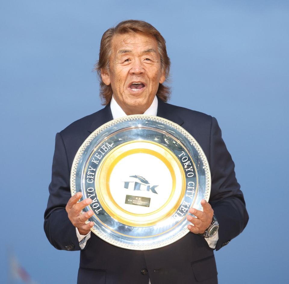 優勝シャーレを手にする長州力