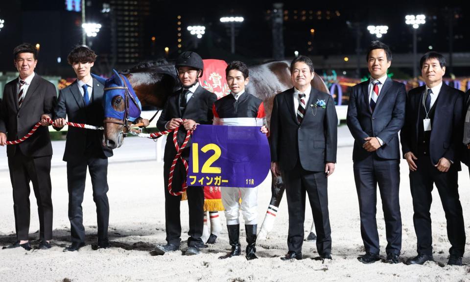 東京ダービーを制したフィンガーと戸崎圭太騎手と関係者