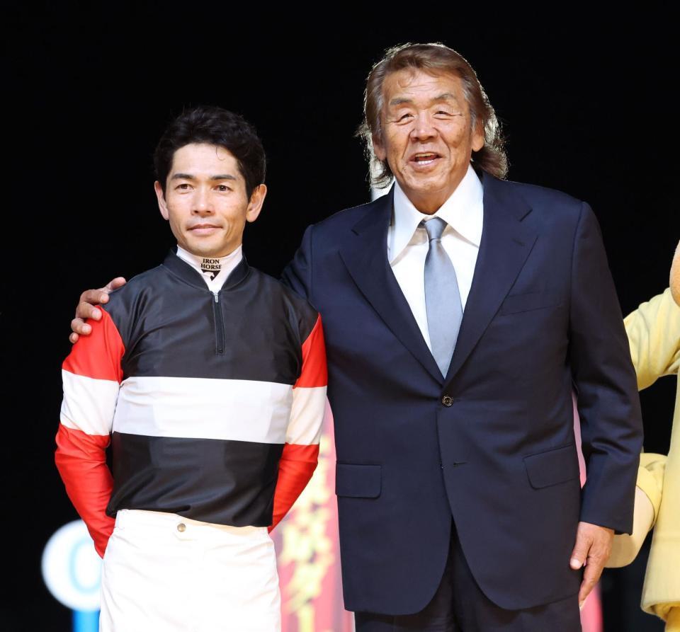 優勝した戸崎圭太騎手の肩を抱く長州力