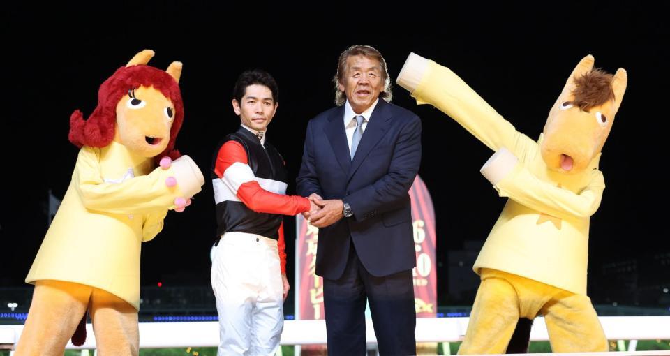 優勝した戸崎圭太騎手と握手をする長州力