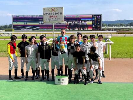 　ＪＲＡ２２００勝を達成し、多くの騎手に祝福されるルメール騎手