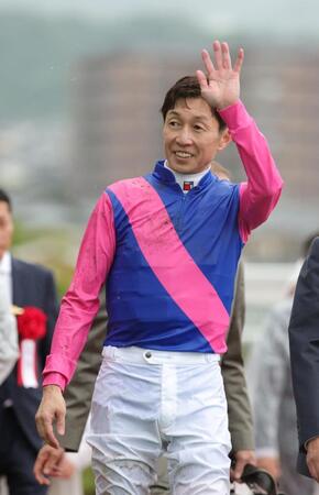 メイショウタバルで宝塚記念を制し、ファンの声援に応える武豊（撮影・坂部計介）