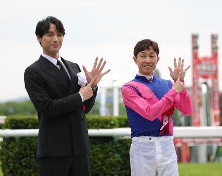 プレゼンターの福士蒼汰（左）とポーズをとる武豊（撮影・坂部計介）