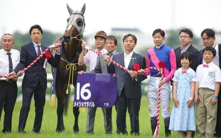 宝塚記念を制したメイショウタバルと武豊、松本オーナー、石橋調教師ら関係者（撮影・坂部計介）