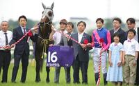 宝塚記念を制したメイショウタバルと武豊、松本オーナー、石橋調教師ら関係者（撮影・坂部計介）