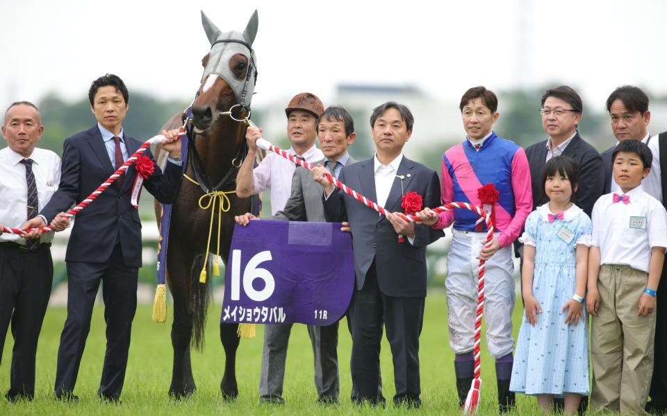 宝塚記念を制したメイショウタバルと武豊、松本オーナー、石橋調教師ら関係者（撮影・坂部計介）