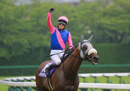　雨中の宝塚記念を制したメイショウタバルと武豊
