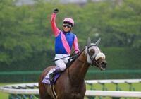 　雨中の宝塚記念を制したメイショウタバルと武豊