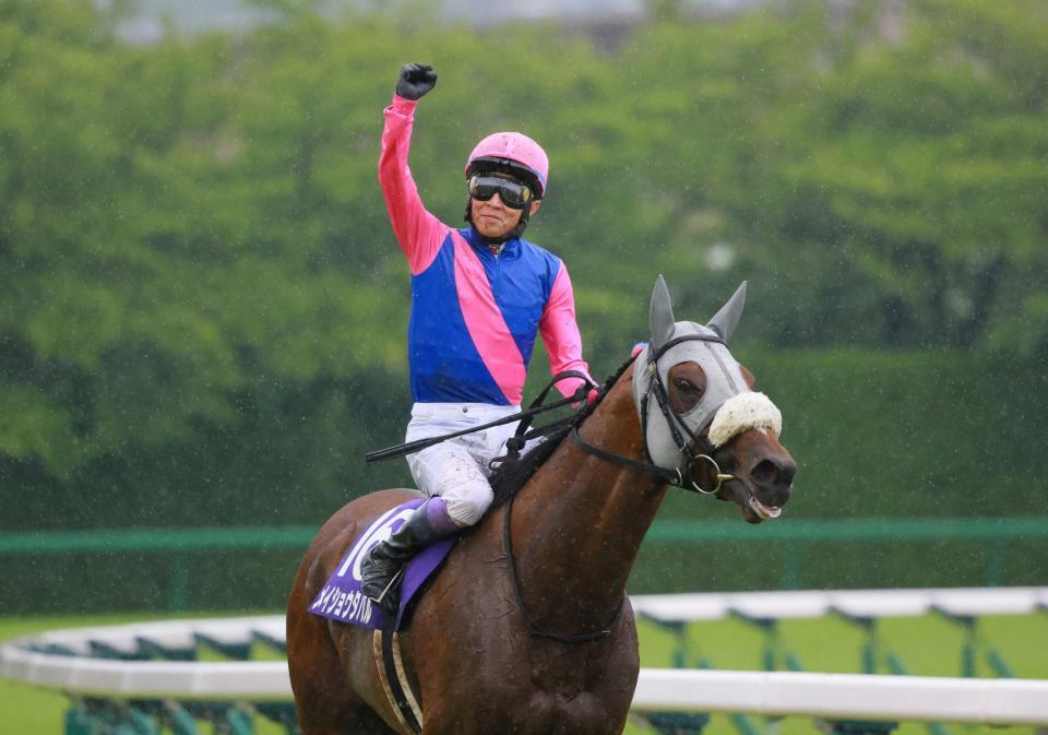 　雨中の宝塚記念を制したメイショウタバルと武豊