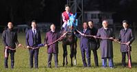 　引退式でのオジュウチョウサン。右端は和田郎師、右から２人目が長山オーナー（２２年１２月２４日・中山）
