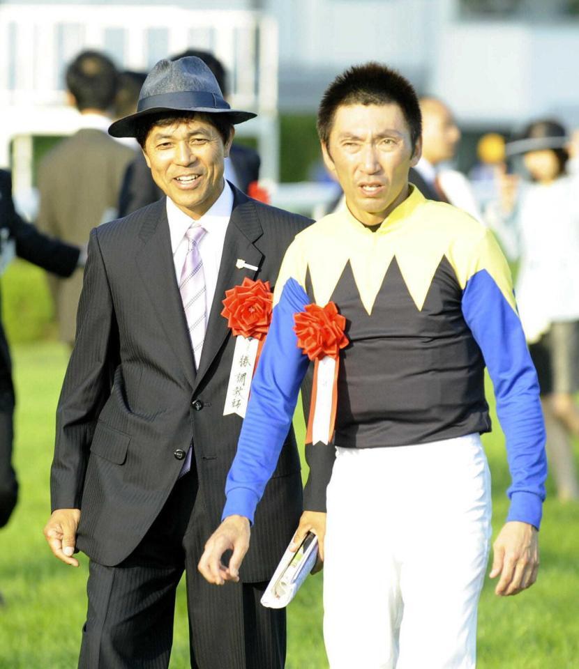 　１０年秋華賞を制してアパパネで牝馬３冠を達成した国枝師（左）、蛯名
