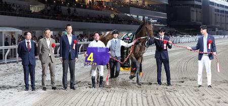 関東オークスを制したペンダントと岩田望来騎手と関係者＝川崎競馬場