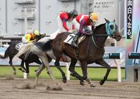 コパノモンタナで１８００勝を達成した和田讓治騎手（手前）