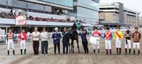 コパノモンタナで１８００勝を達成した和田讓治騎手（右から５人目）