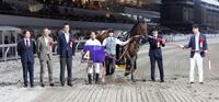 関東オークスを制したペンダントと岩田望来騎手と関係者＝川崎競馬場