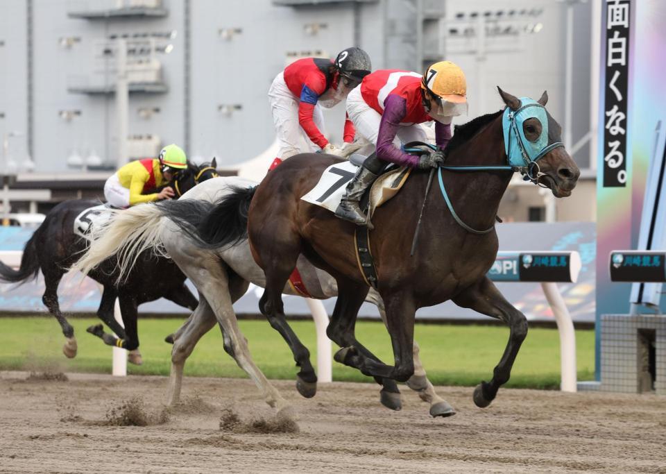 コパノモンタナで１８００勝を達成した和田讓治騎手（手前）