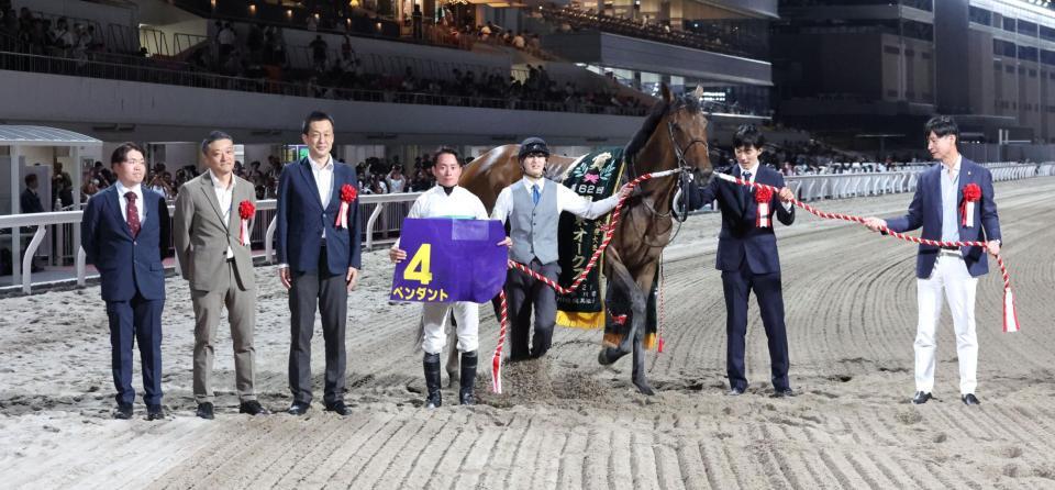関東オークスを制したペンダントと岩田望来騎手と関係者＝川崎競馬場