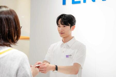 　「ＴＥＮＴＩＡＬ」の一日店長としてファンと交流する坂井瑠星