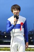 笑顔でインタビューを受ける横山和生