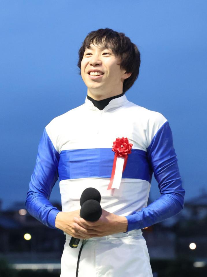 笑顔でインタビューを受ける横山和生