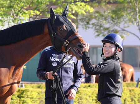 　運動するファウストラーゼンの鼻を撫でる小林美騎手