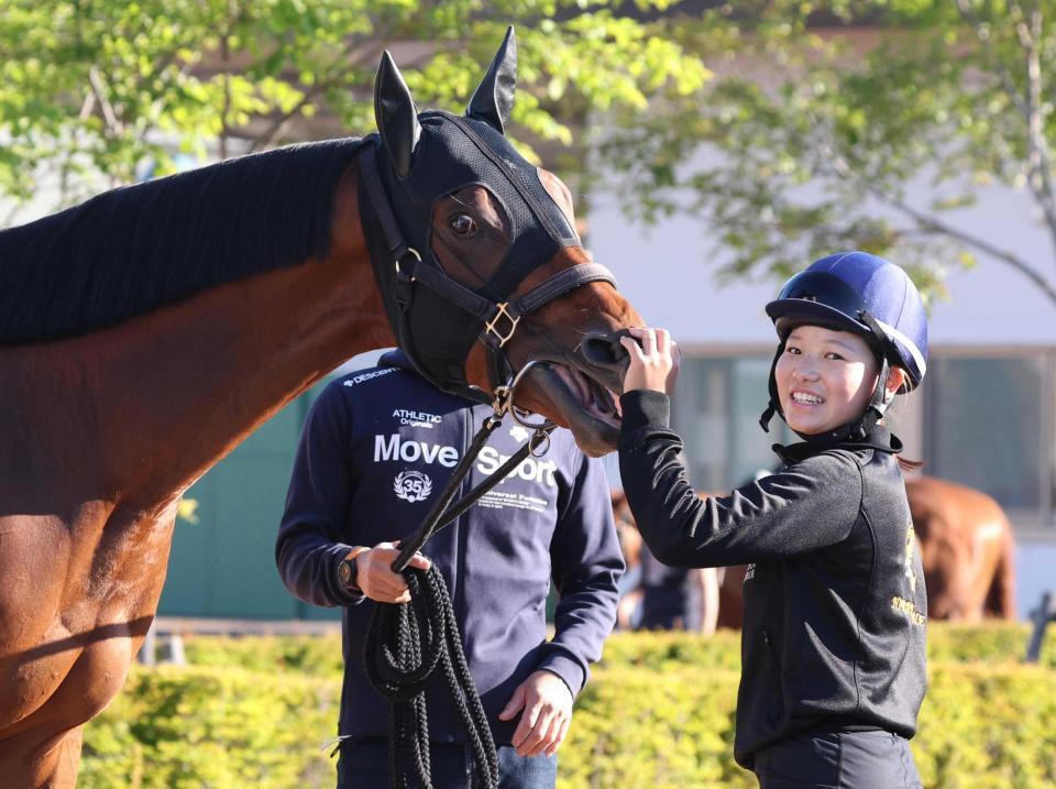 　運動するファウストラーゼンの鼻を撫でる小林美騎手