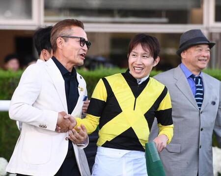 佐野信幸氏（左）と握手する田辺裕信騎手（撮影・園田高夫）