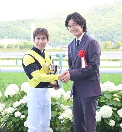 田辺裕信騎手（左）と笑顔で握手をする佐野晶哉（撮影・園田高夫）