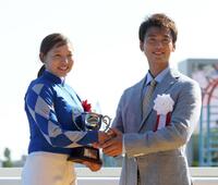 ファウストラーゼンで函館記念を勝利し、竹内涼真と握手する小林美駒騎手（左）