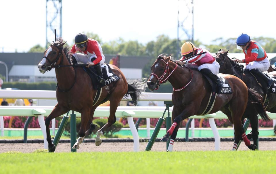 好位から抜け出すブラックチャリス（左）