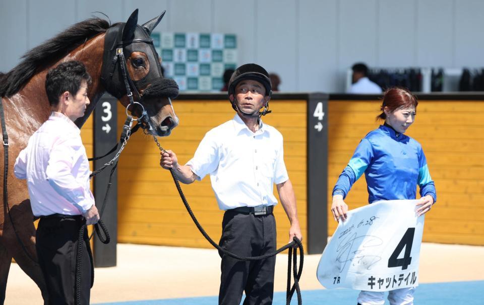 ７Ｒを勝利したキャットテイルと河原田騎手（右）