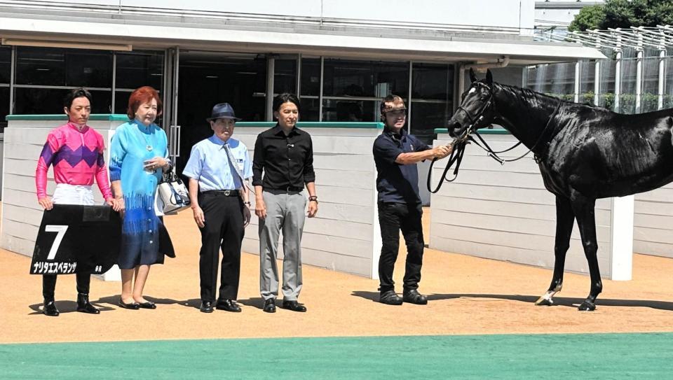 師匠の北橋元調教師（左から３人目）と口取り写真に納まる福永師（同４人目）