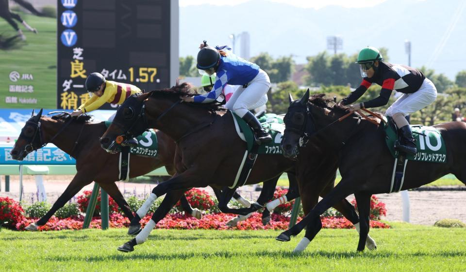函館記念を勝利した小林美騎手騎乗のファウストラーゼン（中央）。右はケルフレッドアスク、左はピースワンデュック