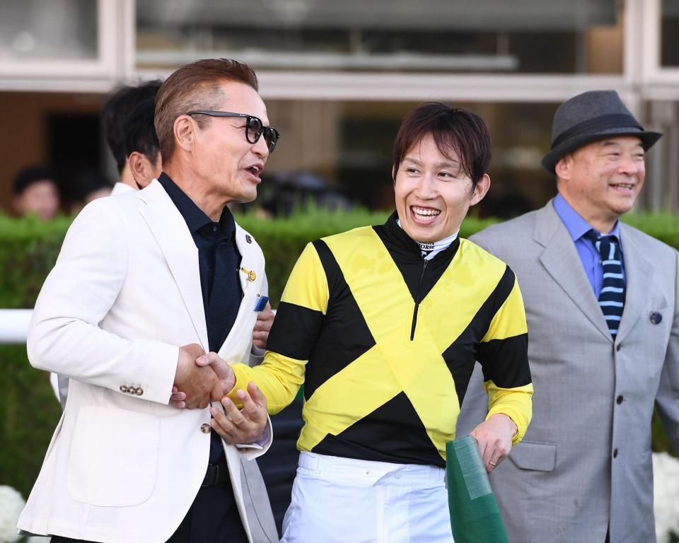 佐野信幸氏（左）と握手する田辺裕信騎手（撮影・園田高夫）