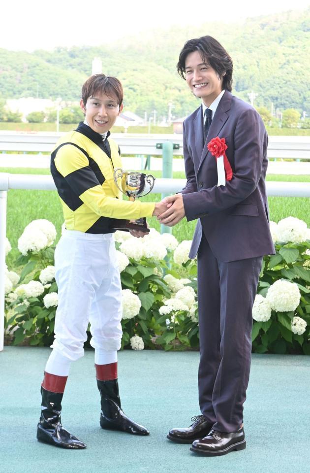田辺裕信騎手（左）と握手をする佐野晶哉（撮影・園田高夫）
