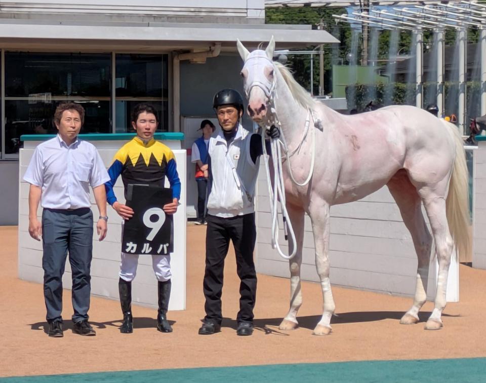 口取り式にのぞむ田山騎手とカルパ