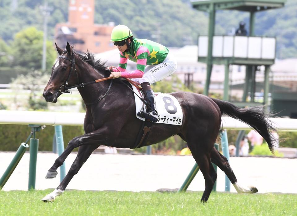 ４Ｒ・２歳新馬戦を制したジーティーマイカ（撮影・園田高夫）