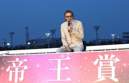 トークショーをするラモス瑠偉