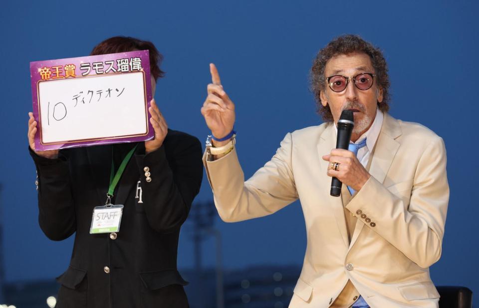 注目馬を披露するラモス瑠偉