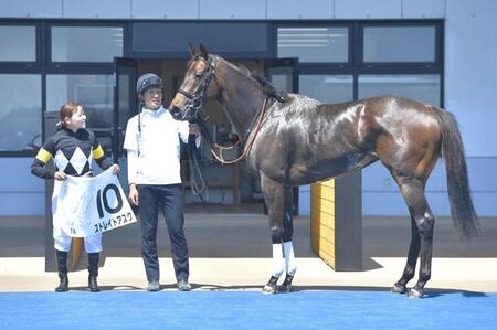 口取り式にのぞむ小林美駒騎手