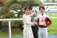 北九州記念を制した松山とプレゼンターを務めた相武紗季