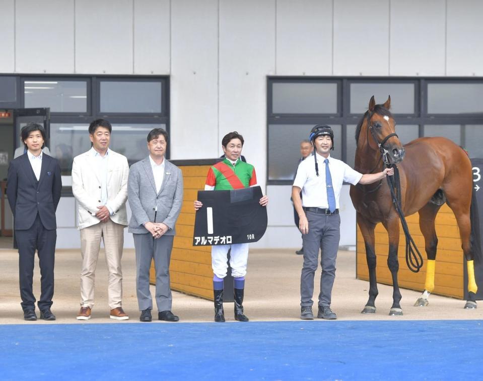 口取り式にのぞむ武豊騎手