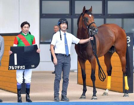 　函館１０Ｒで勝利し、通算５０００勝にあと「２」とした武豊（左）