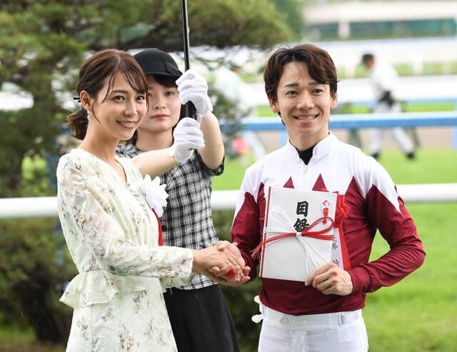 小倉競馬場降臨の41歳美人女優に騒然