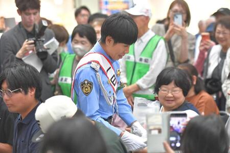 ファンに啓発グッズを渡す北村友一