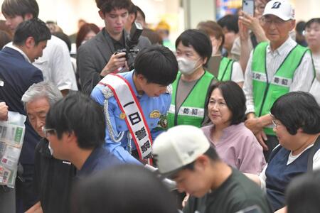 ファンに啓発グッズを渡す北村友一