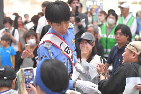 ファンに啓発グッズを渡す北村友一