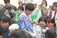 ファンに啓発グッズを渡す北村友一