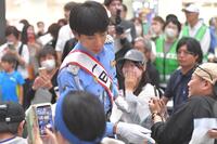 ファンに啓発グッズを渡す北村友一